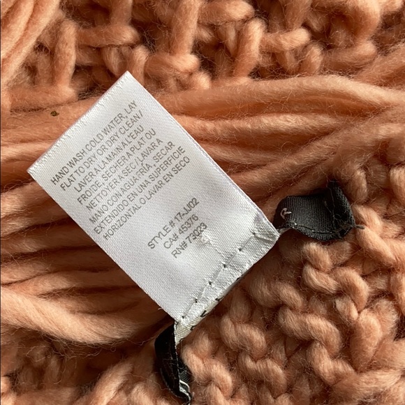 ❤️🆕NWOT BLUSH PINK TASSEL SCARF❤️ - Picture 5 of 5